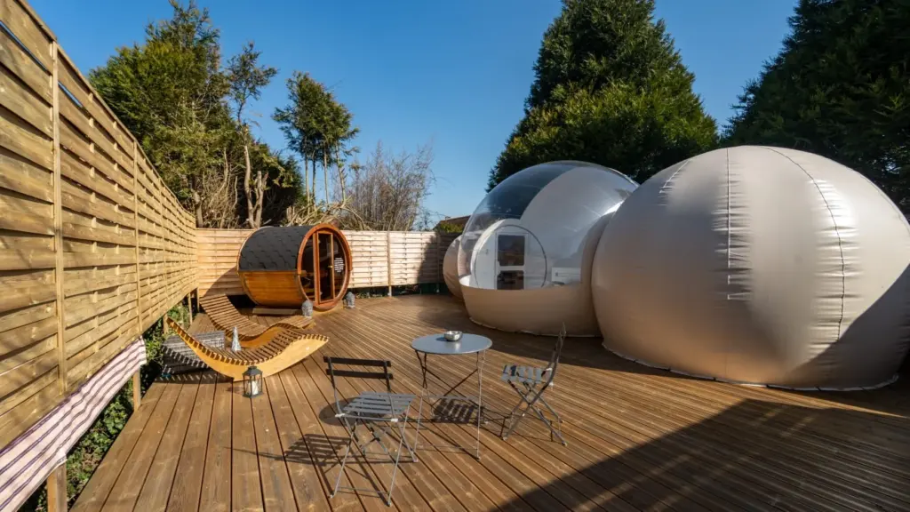 47 Suites & Spa : terrasse de la bulle suite avec sauna tonneau et transats