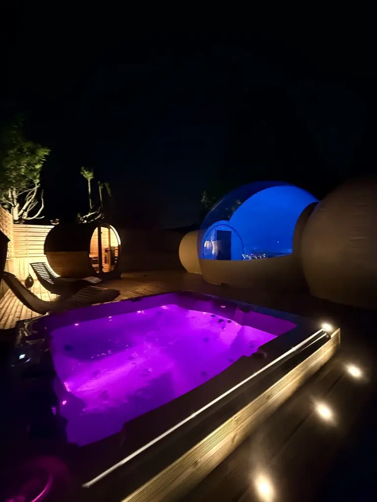 47 Suites & Spa : jacuzzi privatif illuminé la nuit