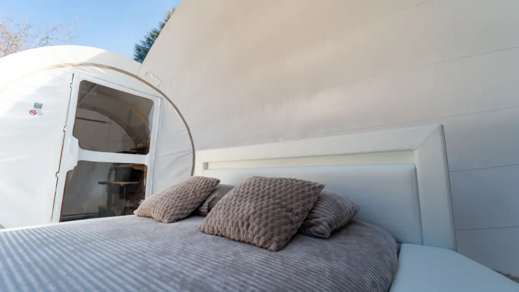 47 Suites & Spa : lit queen size de la bulle