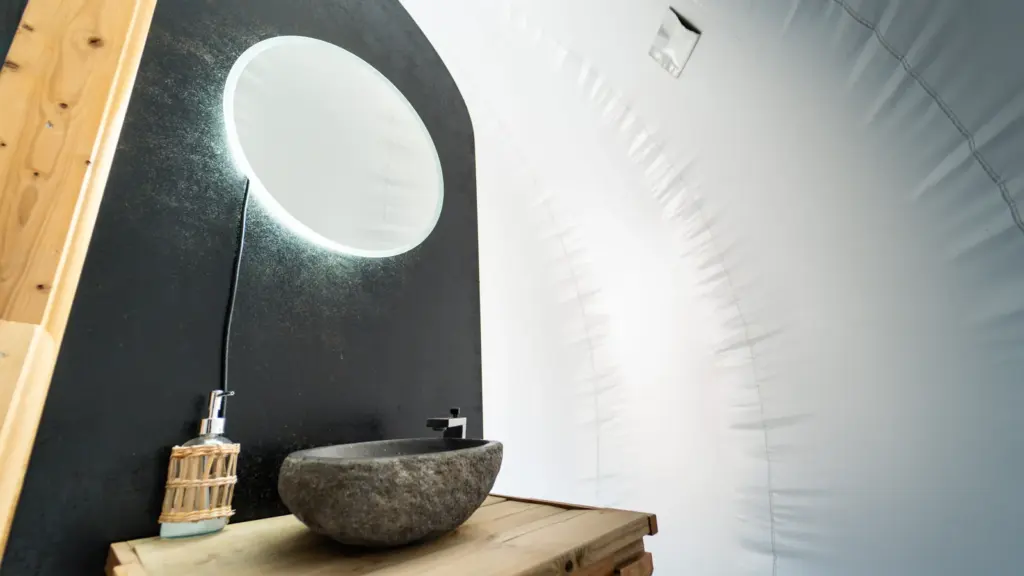 47 Suites & Spa : salle d'eau avec vasque en pierre