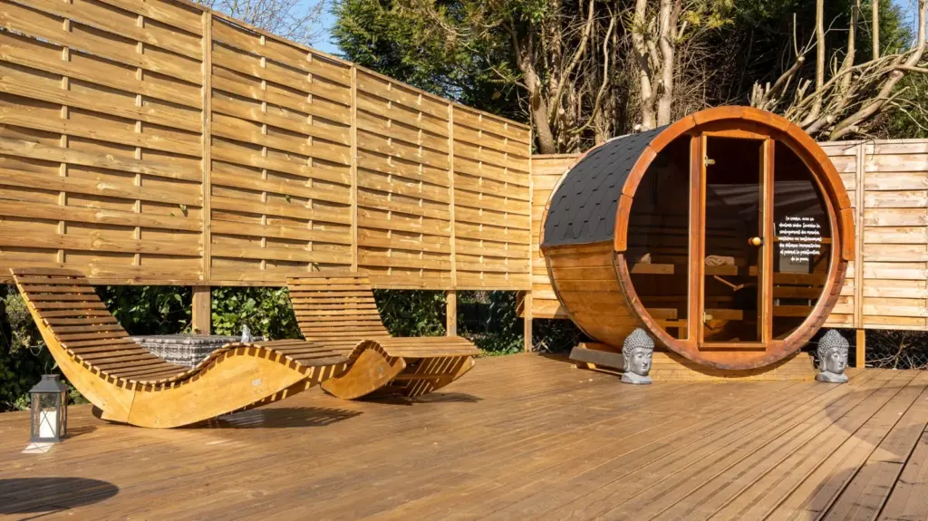 47 Suites & Spa : transats et sauna sur la terrasse