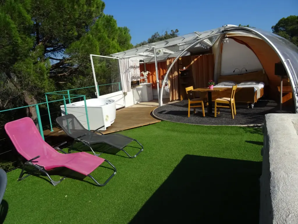 Au Bois Fleuri : bulle sur le toit et sa terrasse avec transats