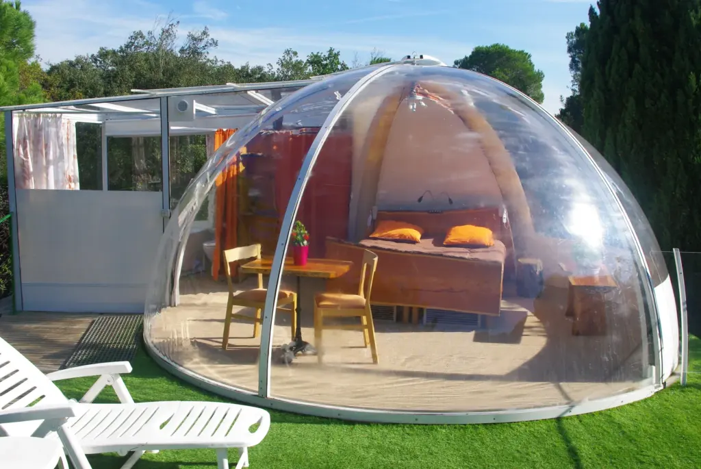 Au Bois Fleuri : bulle transparente sur le toit
