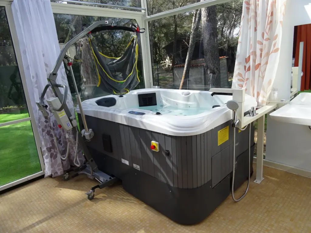Au Bois Fleuri : spa accessible avec lève-personne