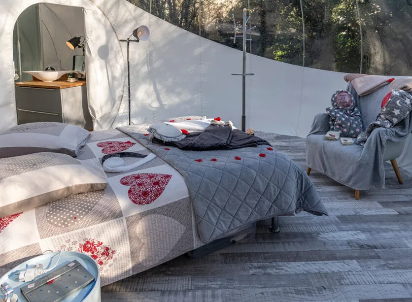 Au Calme Absolu : lit décoré dans la bulle