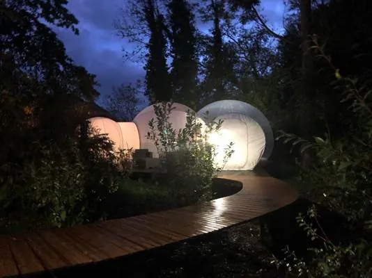 Au Calme Absolu : bulles éclairées à la tombée de la nuit