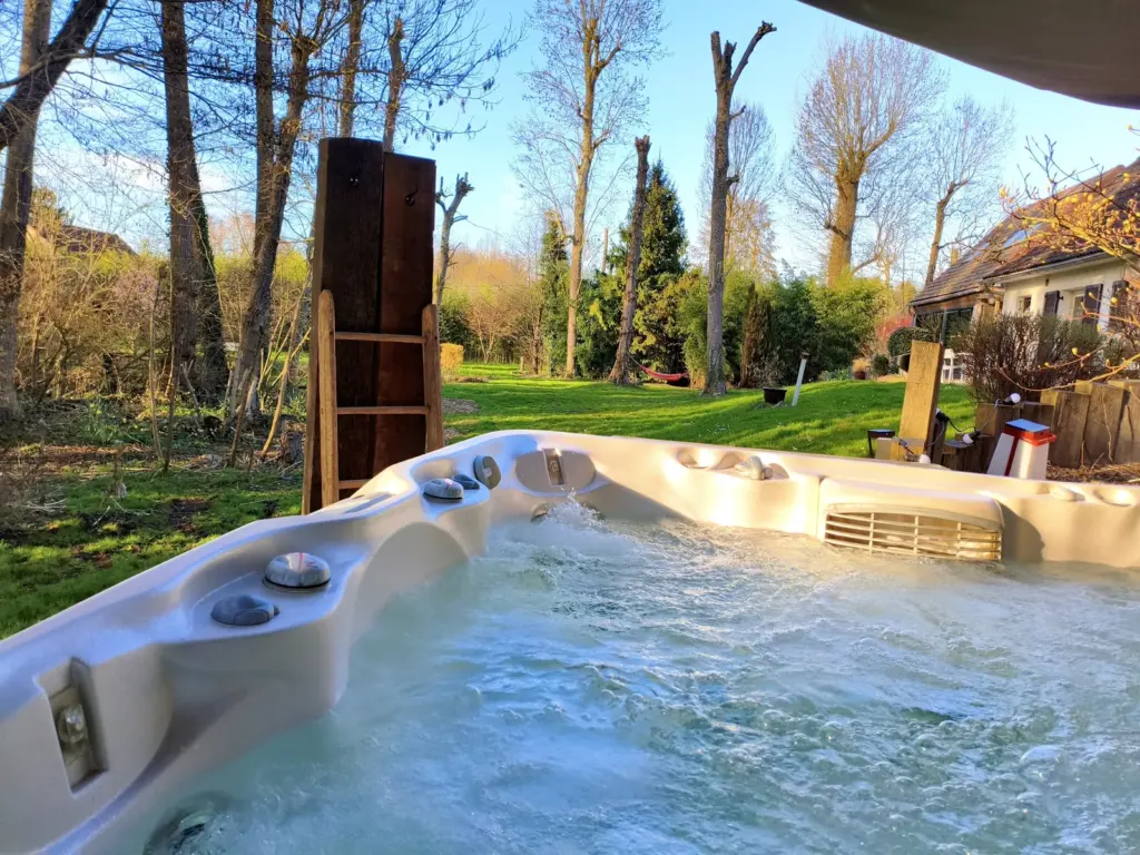 Au Calme Absolu : jacuzzi du domaine