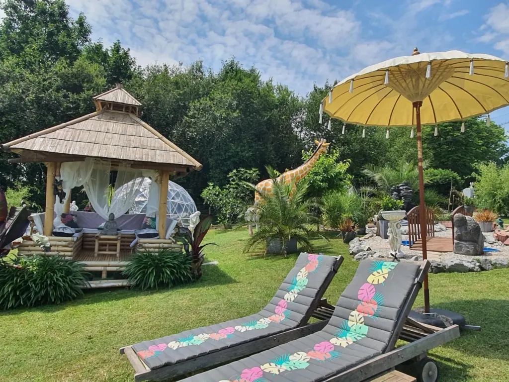 Bali'Bulle : jardin et paillote