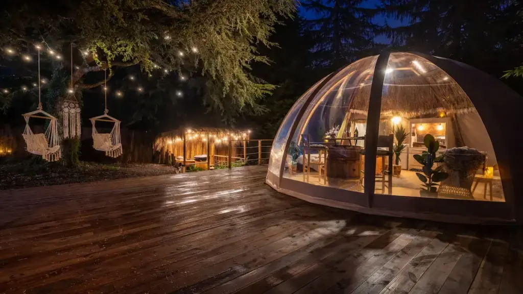 Boho Lodge : bulle illuminée sous les guirlandes la nuit