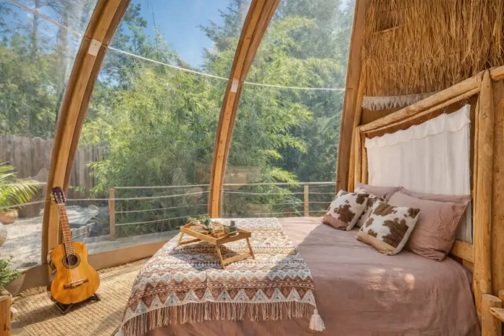 Boho Lodge : lit et guitare dans la bulle