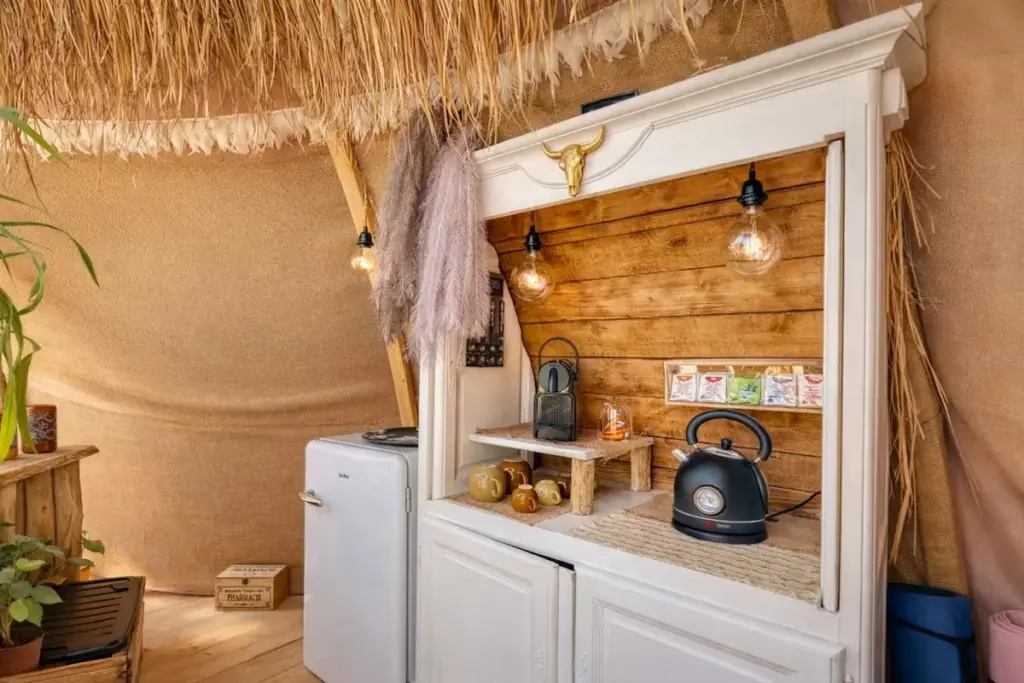Boho Lodge : coin cuisine avec réfrigérateur et bouilloire