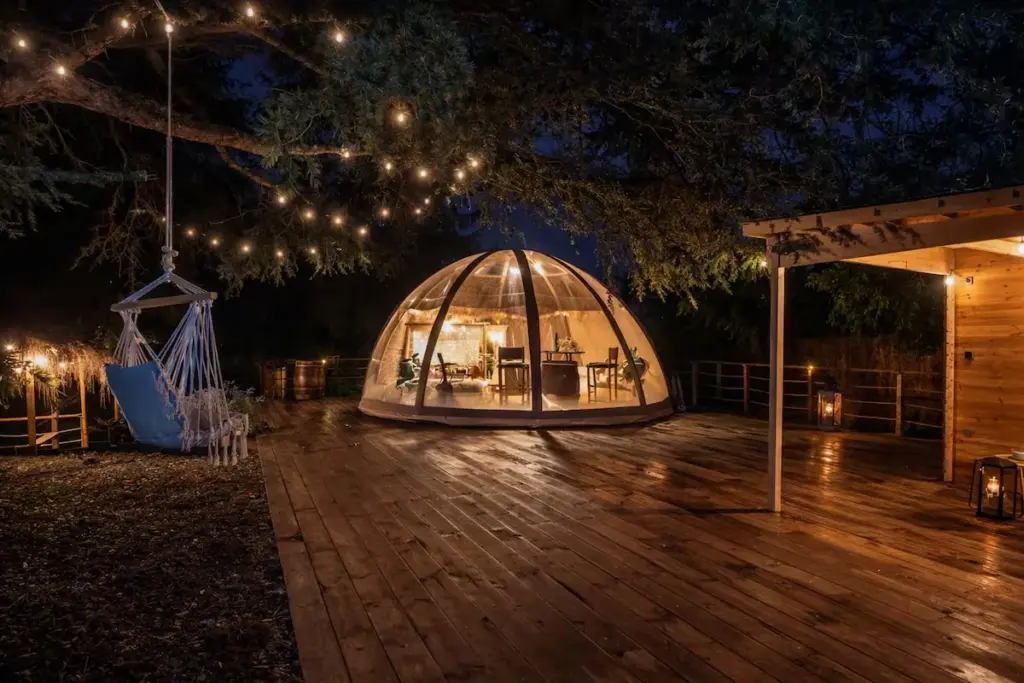 Boho Lodge : balançoire et terrasse éclairées la nuit