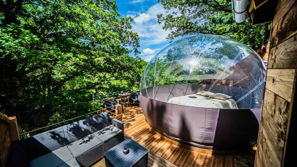 Bon Air Club : chambre bulle et terrasse de la cabane