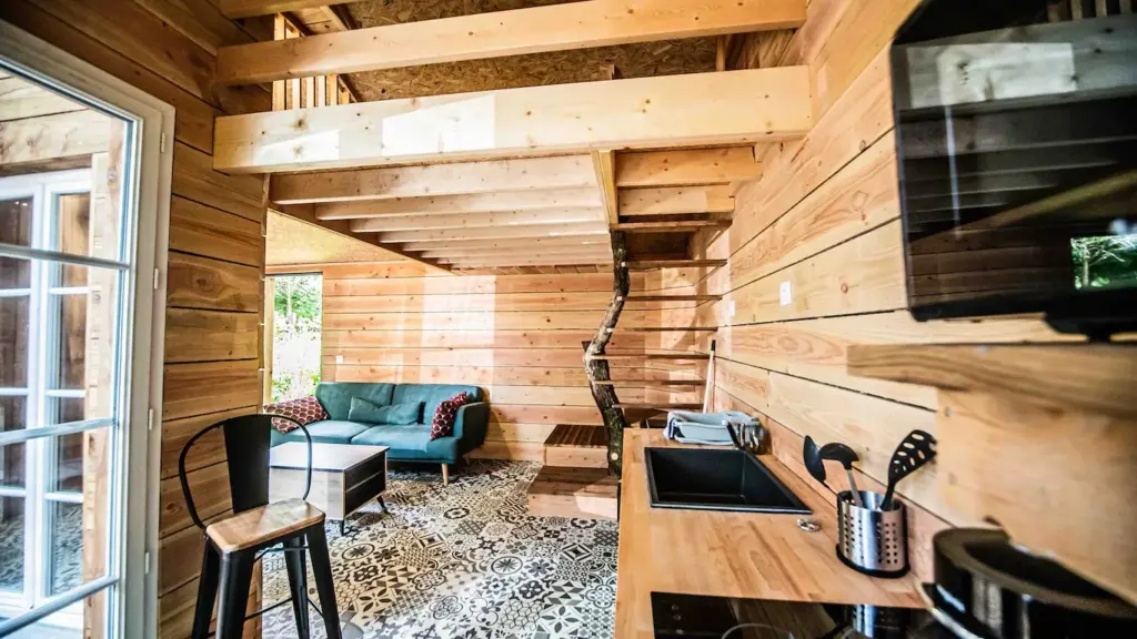 Bon Air Club : séjour de la cabane avec cuisine équipée