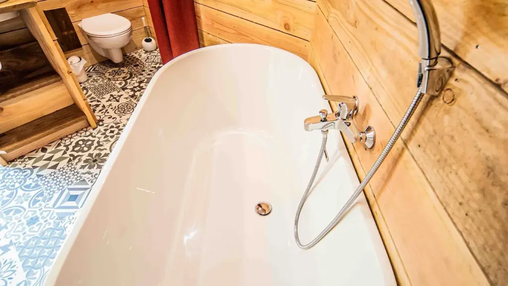 Bon Air Club : salle de bain avec baignoire