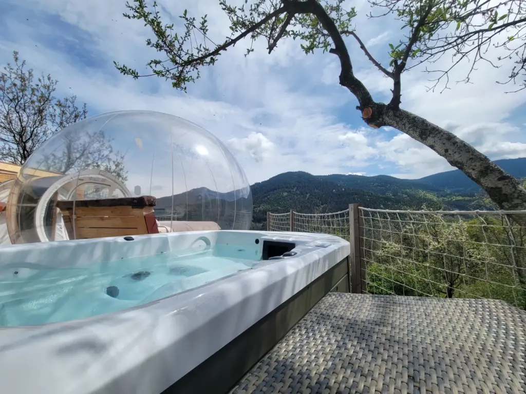 Bulle d'Ardèche : spa privatif sur la terrasse