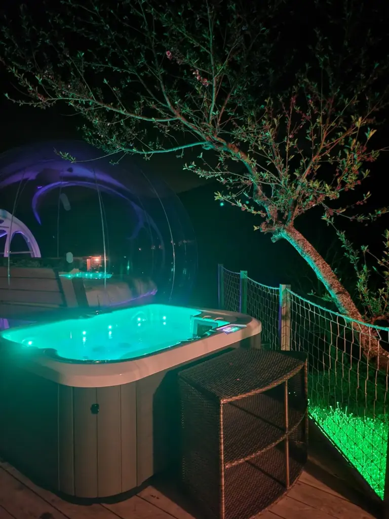 Bulle d'Ardèche : spa éclairé la nuit