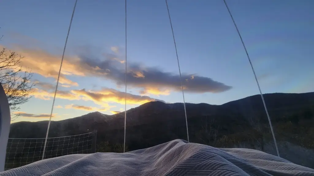 Bulle d'Ardèche : coucher de soleil depuis le lit