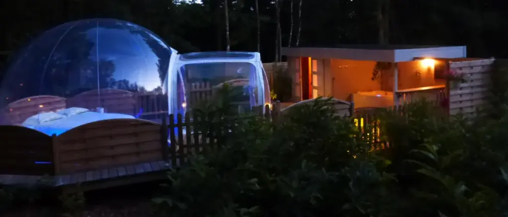 Bulle d'R : la bulle et le chalet de la balnéo au crépuscule