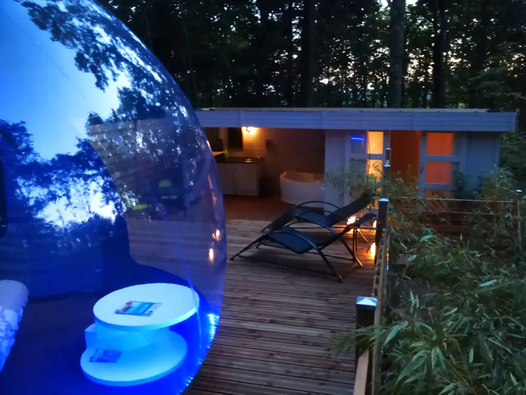 Bulle d'R : terrasse avec transat au crépuscule