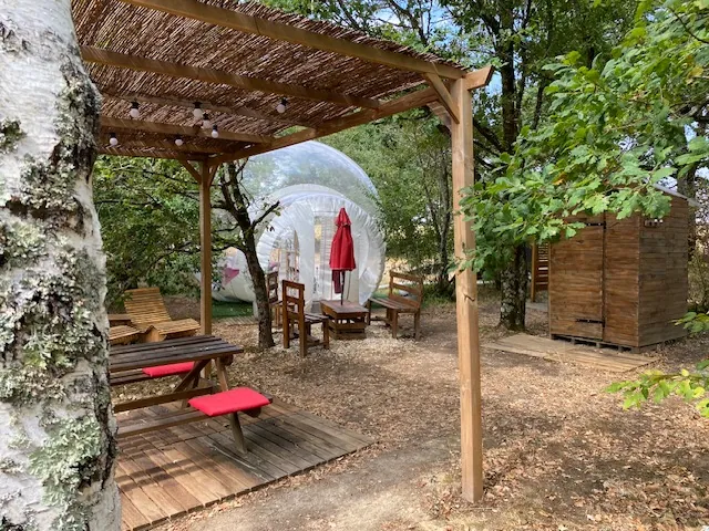 Bulle des 2 Arbres de la Sagesse : terrasse couverte et coin repas