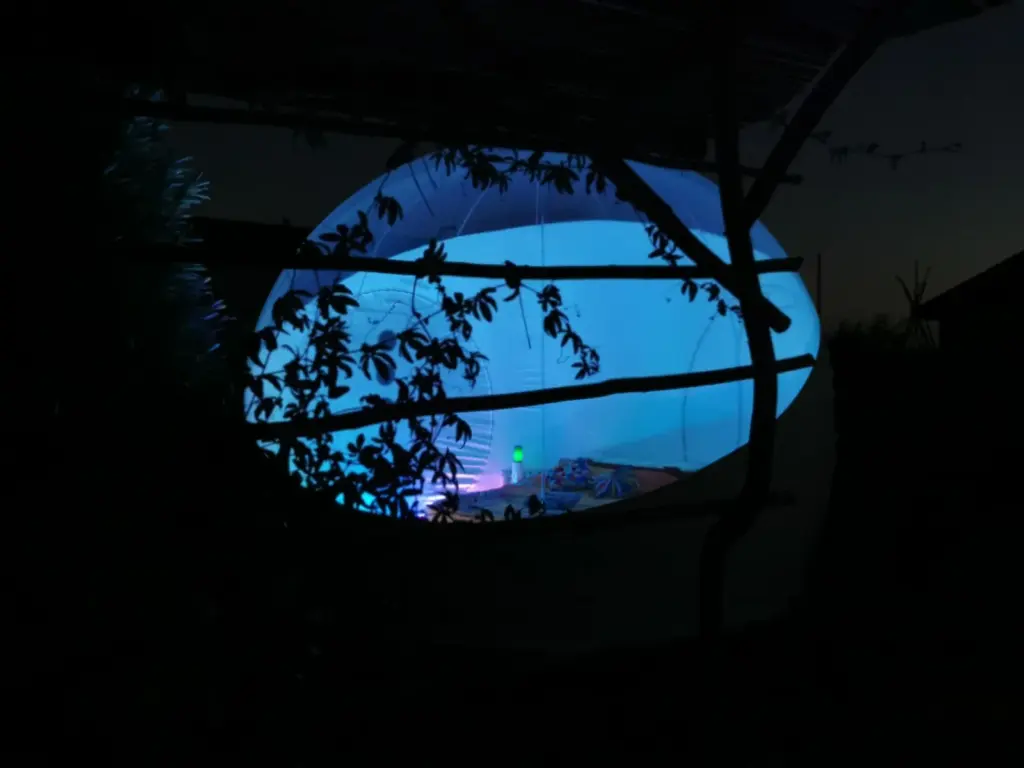 Bulle des Champs : bulle éclairée la nuit