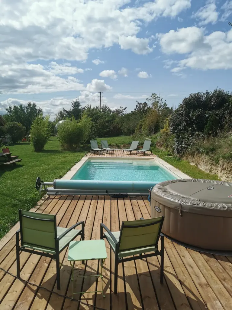Bulle des Champs : piscine et jacuzzi de la ferme