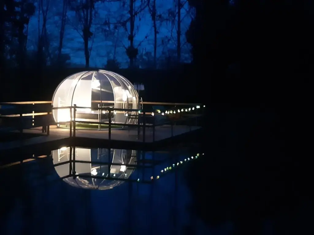 Bulle DO : bulle illuminée la nuit sur l'étang