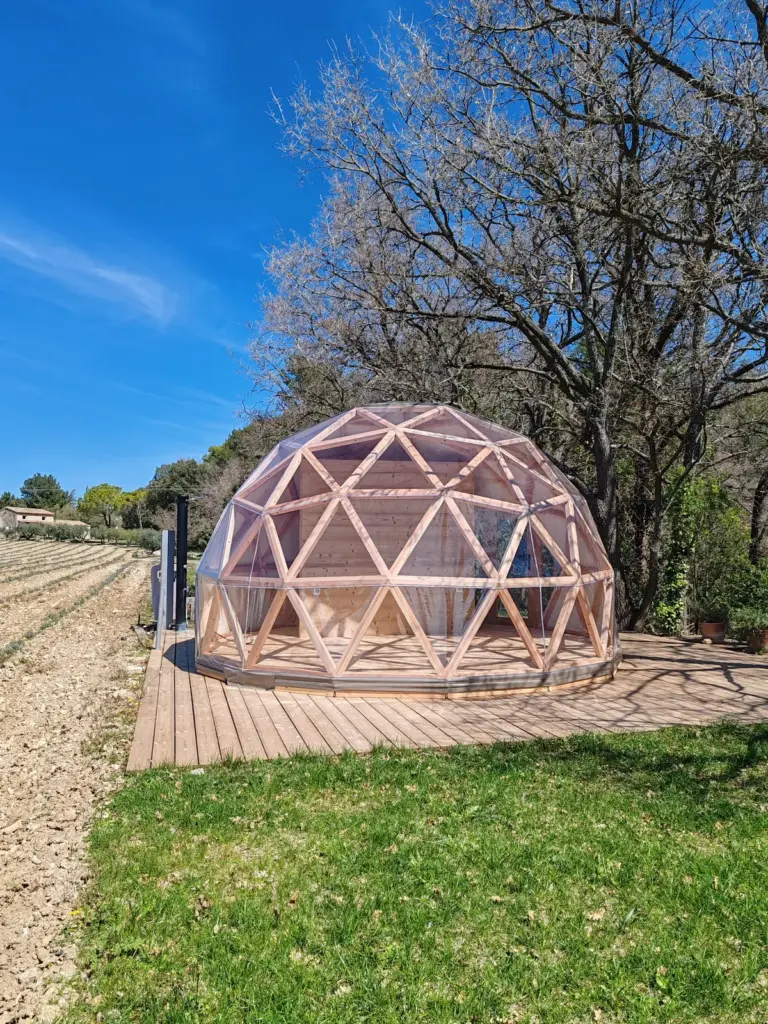 Bulle du Lavandin : dôme sous les chênes