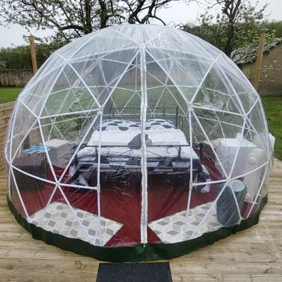 Bulle sous les étoiles : lit dans la bulle