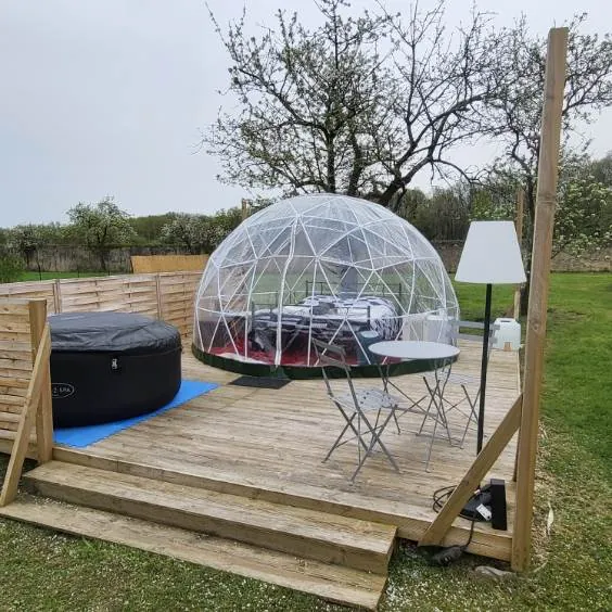 Bulle sous les étoiles : spa et bulle sur la terrasse