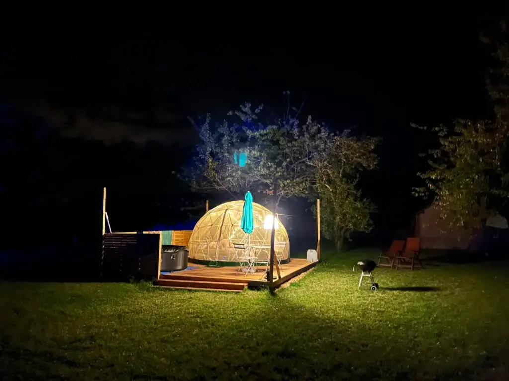 Bulle sous les étoiles : bulle illuminée la nuit