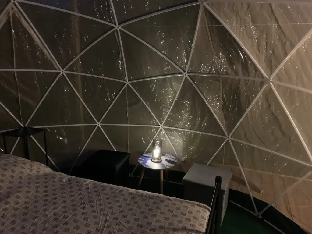 Bulle sous les étoiles : intérieur de la bulle le soir