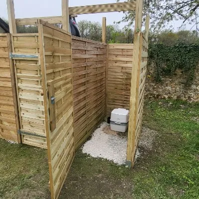 Bulle sous les étoiles : douche solaire extérieure