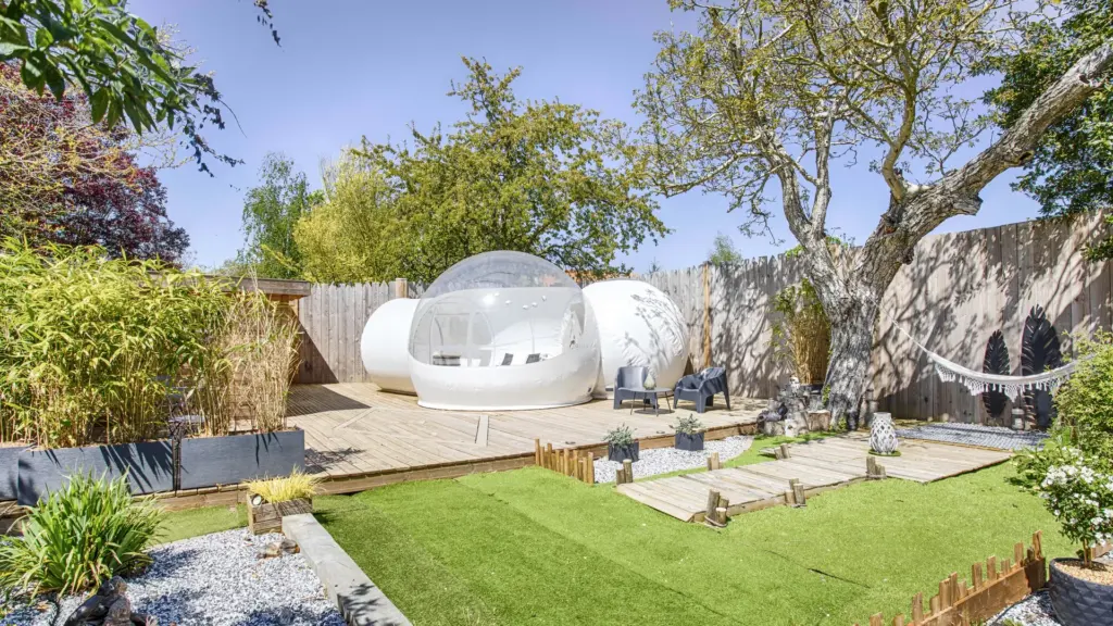 Bulle sur Rouvres : bulle transparente sur sa terrasse dans le jardin