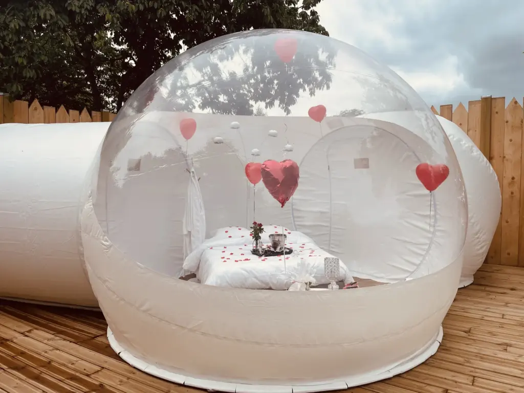 Bulle sur Rouvres : intérieur de la bulle décoré pour une nuit romantique