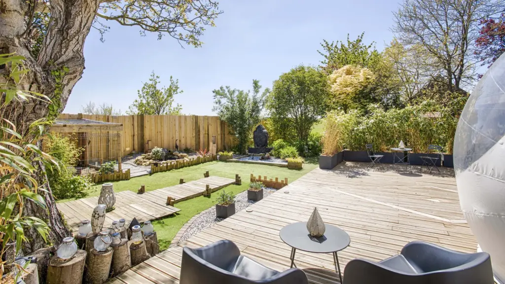 Bulle sur Rouvres : jardin et terrasse de la bulle