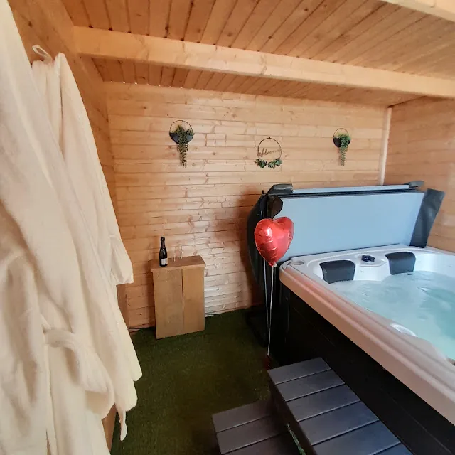 Bulle sur Rouvres : jacuzzi privatif dans son abri en bois