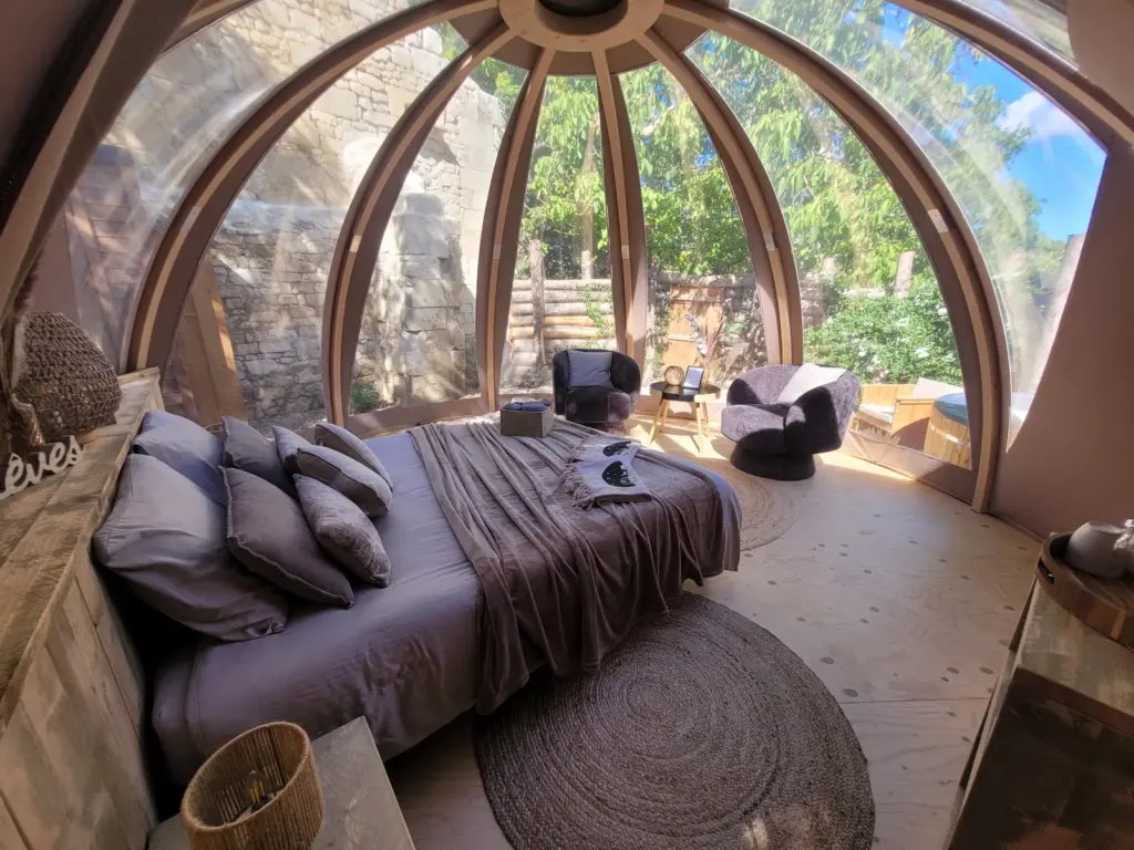 Buller D'tente : intérieur de la bulle avec lit queen size