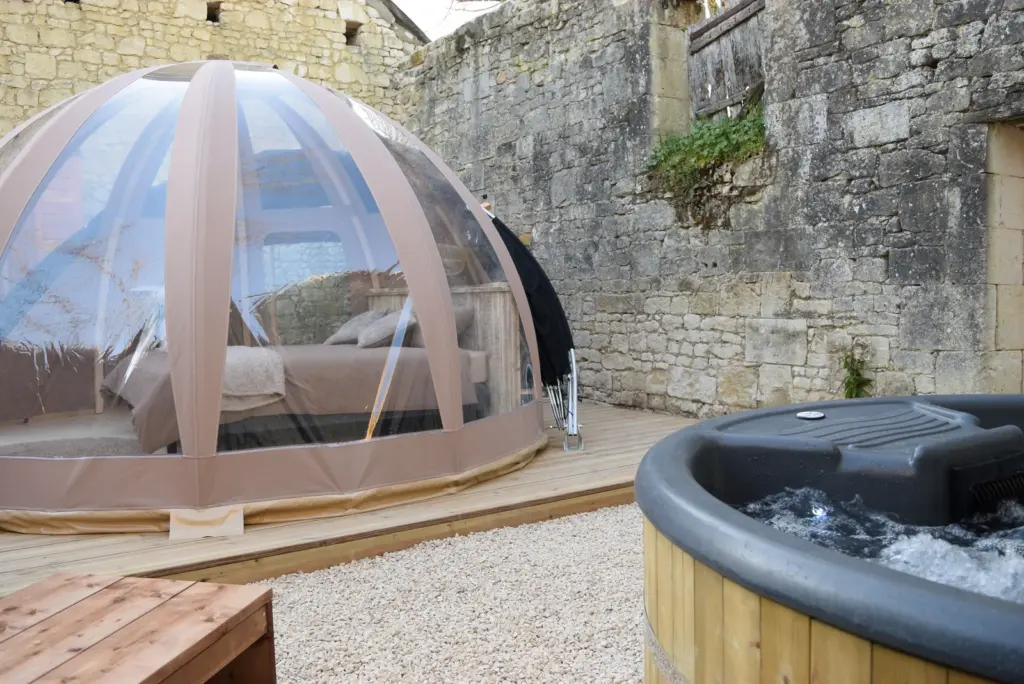Buller D'tente : Bulle de Tuffe et son spa dans les vestiges de l'ancienne seigneurie
