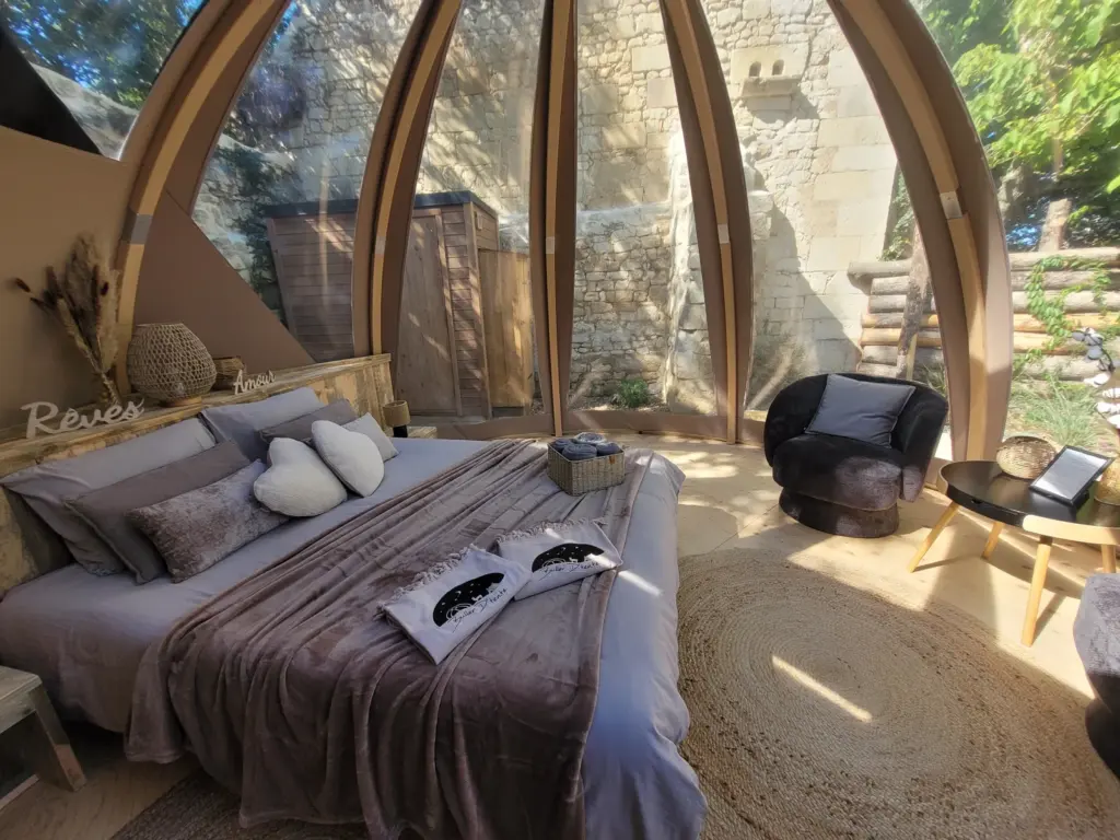 Buller D'tente : lit de la bulle décoré pour une nuit romantique