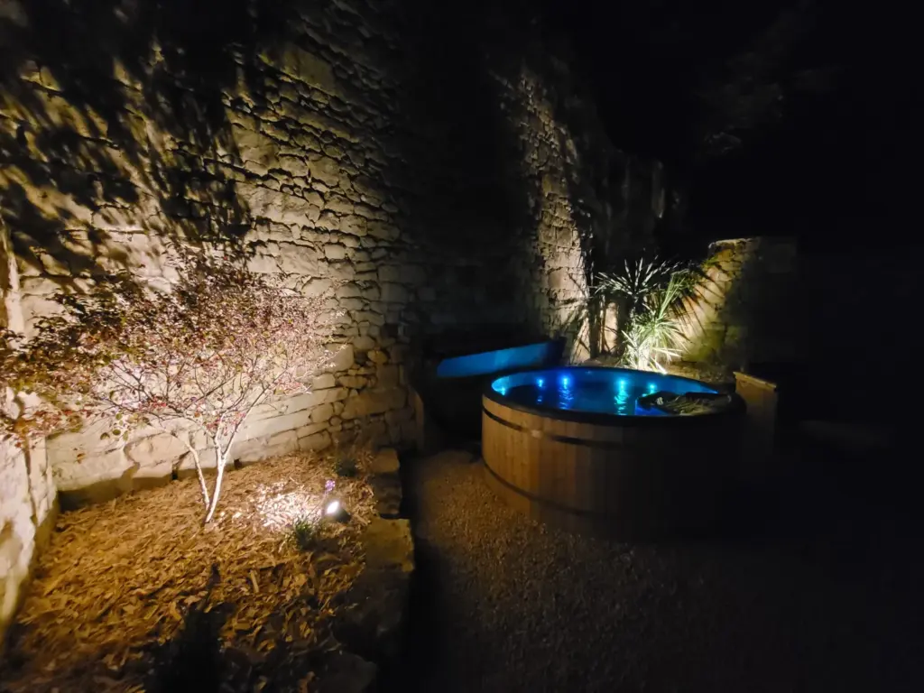 Buller D'tente : spa éclairé la nuit au pied des vieux murs