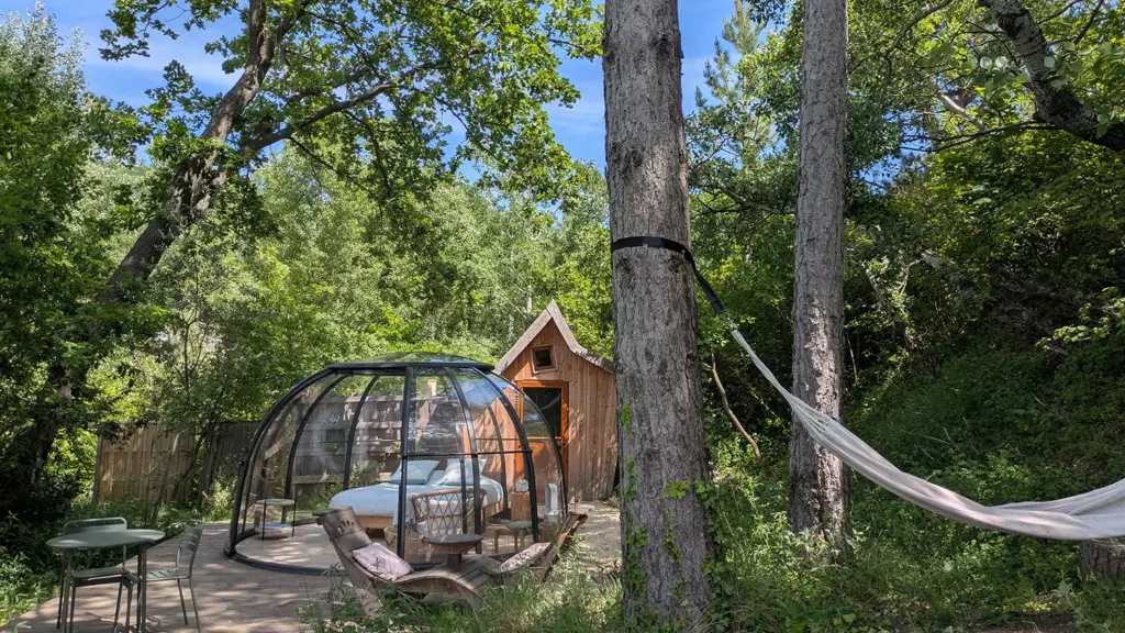 Bulles d'Olive : bulle transparente sous les arbres, avec hamac