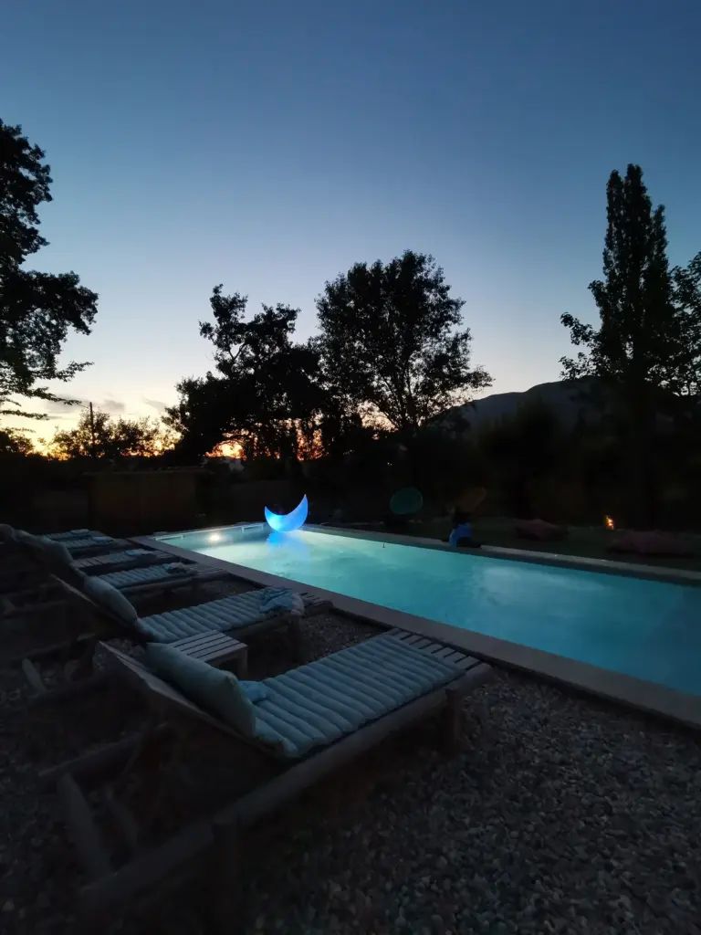 Bulles d'Olive : piscine du domaine au crépuscule