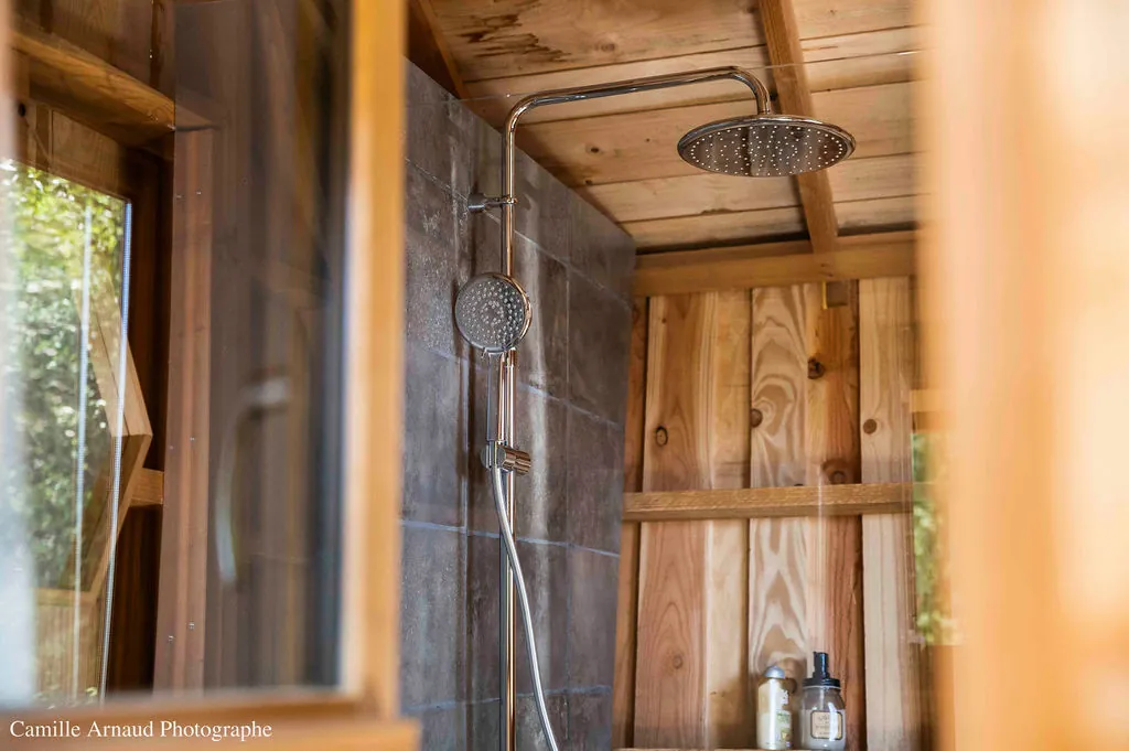 Bulles d'Olive : douche de la cabane en bois