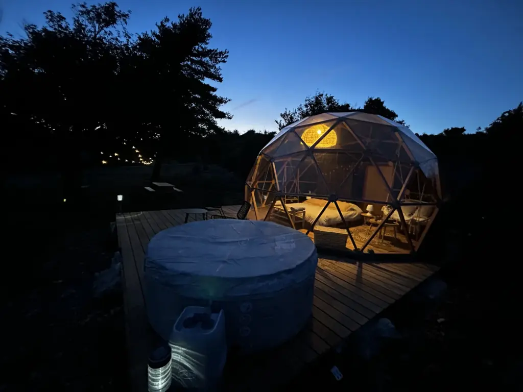 Bulles de Rêves : dôme et spa le soir