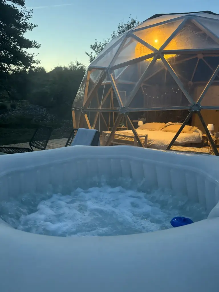 Bulles de Rêves : spa privatif devant le dôme
