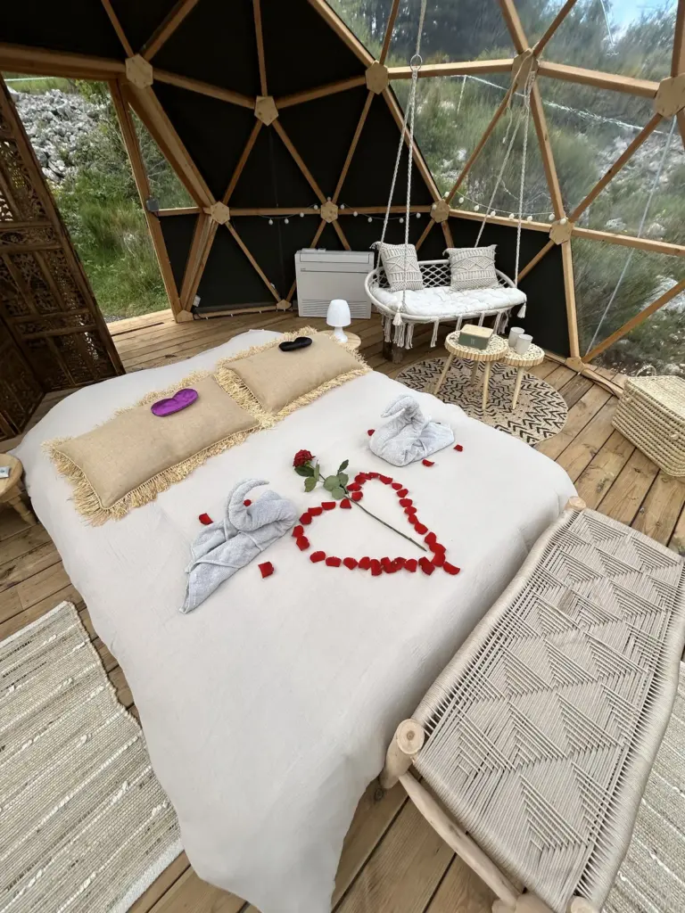 Bulles de Rêves : lit décoré pour une nuit romantique
