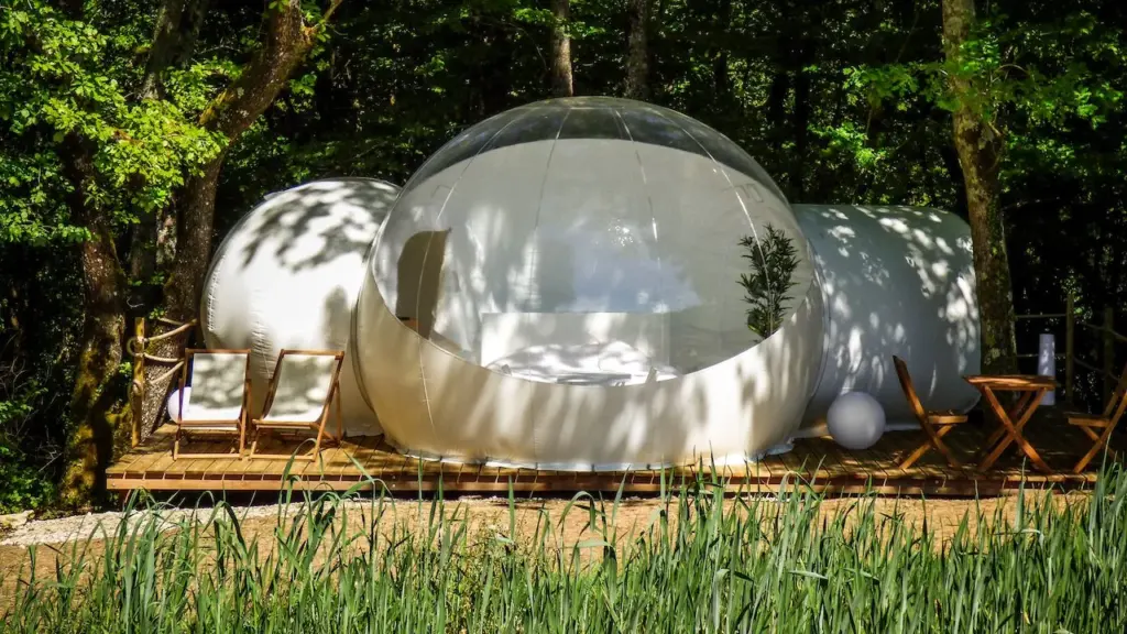 Cabanes de la Romaningue : bulle transparente au bord d'un pré entouré d'arbres