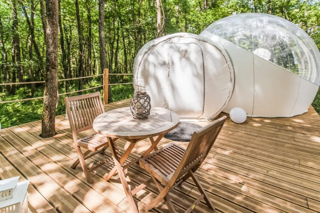 Cabanes de la Romaningue : bulle et sa terrasse en bois en sous-bois